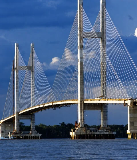 Ponte estaiada sobre rio em obra de infraestrutura fluvial