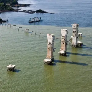 Pilares de concreto executados em área marinha para obra de ponte e fundações sobre água