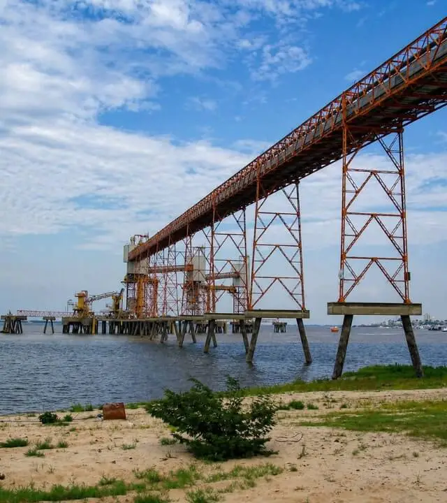 Ponte metálica sobre rio com estrutura treliçada e pilares de apoio